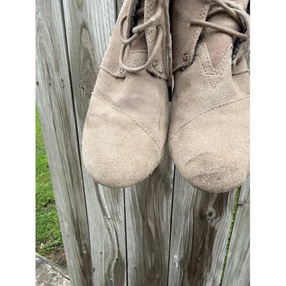 Boho Casual TOMS Desert Wedge Booties Size 8 Taupe Suede Lace Up Chukka